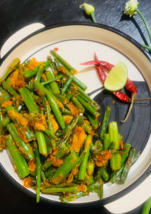 A picture of Onion stalk/ Piyajkoli Tawa Fry.