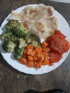 Una foto de Merluza acompañada de verduras al vapor