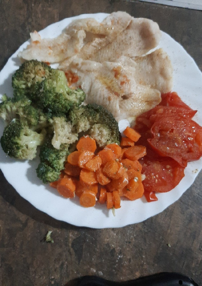 Una foto de Merluza acompañada de verduras al vapor