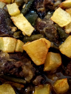 Una foto de Estofado de ternera y verduras en olla exprés rápida (vídeoreceta)