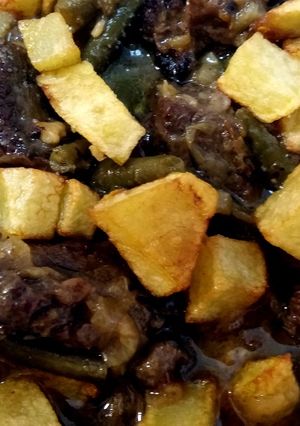 Una foto de Estofado de ternera y verduras en olla exprés rápida (vídeoreceta)