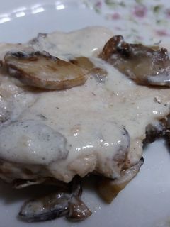 Una foto de Pechugas de pollo con salsa de champiñones 🍄
