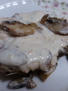 Una foto de Pechugas de pollo con salsa de champiñones 🍄