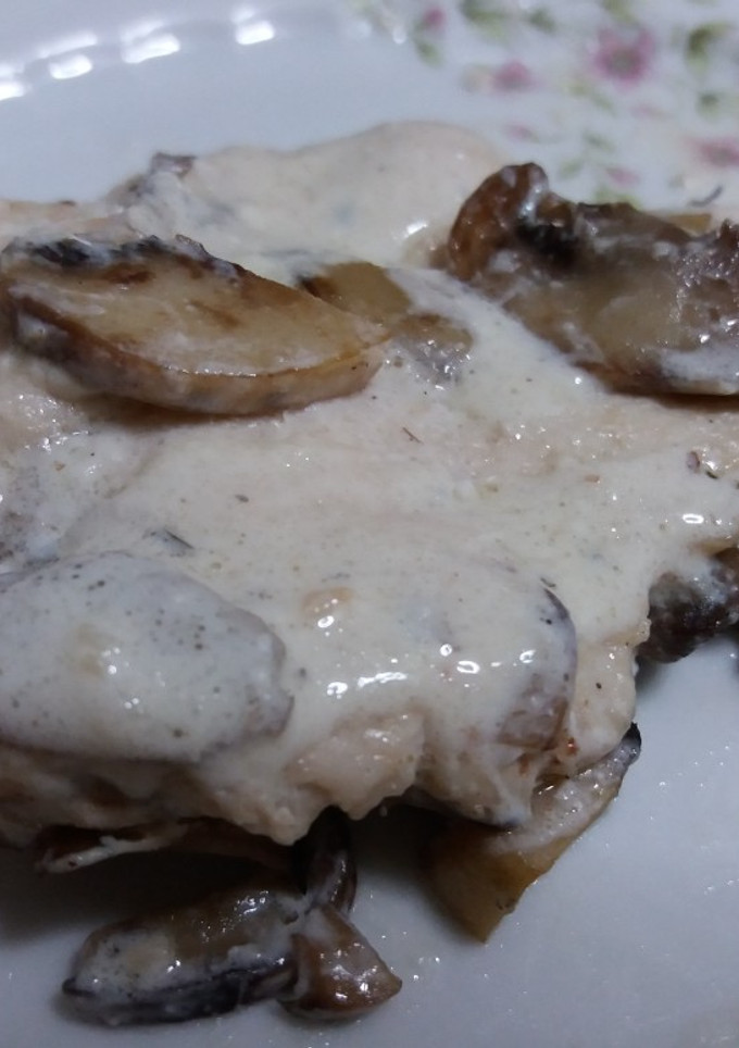 Una foto de Pechugas de pollo con salsa de champiñones 🍄