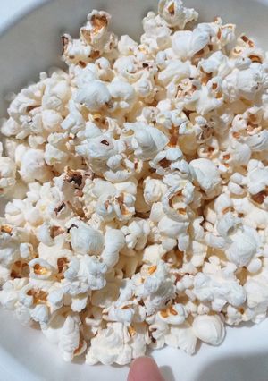 A picture of Popcorn on the stove.