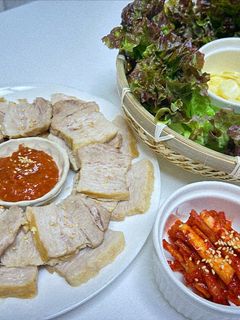 Hình của món Thịt lợn luộc kiểu Hàn.