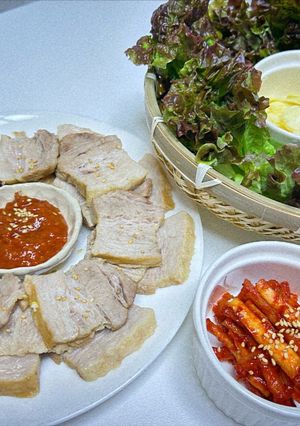 Hình của món Thịt lợn luộc kiểu Hàn.