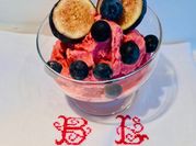 Una foto de helado de coco con leche de coco