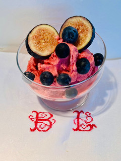 Una foto de Helado de fresas, yogur y leche de coco