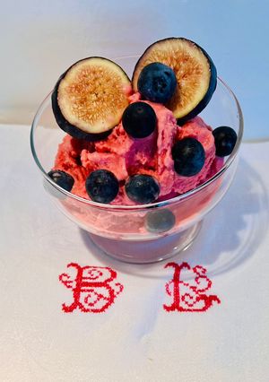 Foto principal de Helado de fresas, yogur y leche de coco