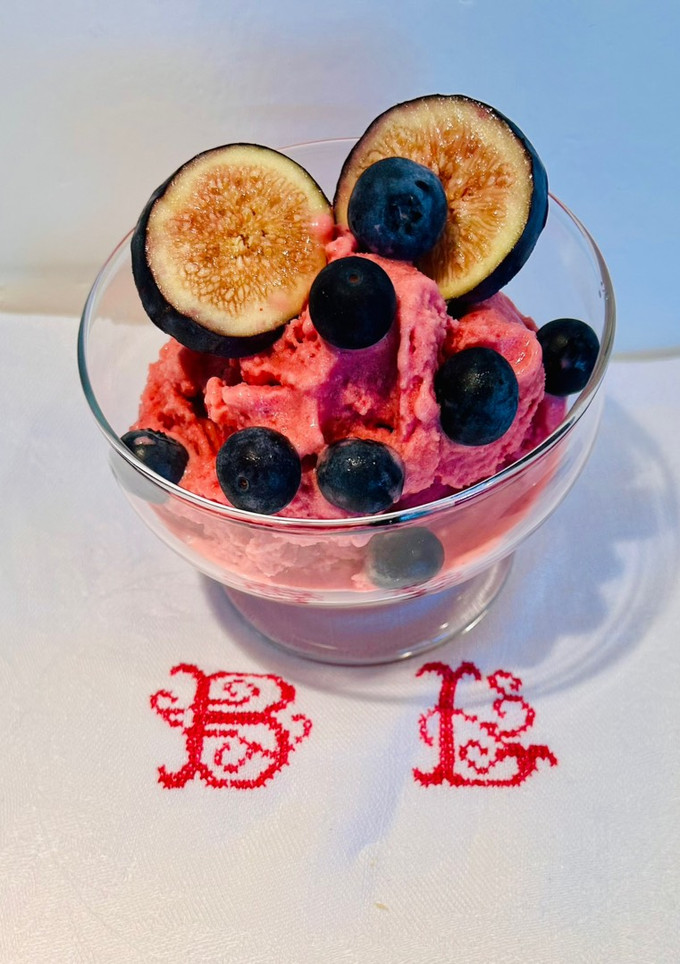 Una foto de Helado de fresas, yogur y leche de coco