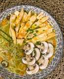 Maruchan casera con fideos de arroz, pollo y champiñones