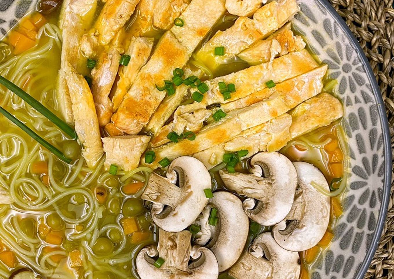 Maruchan casera con fideos de arroz, pollo y champiñones
