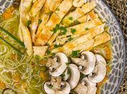 Una foto de fideos de arroz con champiñones
