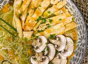 Una foto de Maruchan casera con fideos de arroz, pollo y champiñones