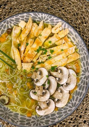 Una foto de Maruchan casera con fideos de arroz, pollo y champiñones