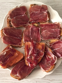 Una foto de Tostadas de pan tomaca con aceite y jamón ibérico