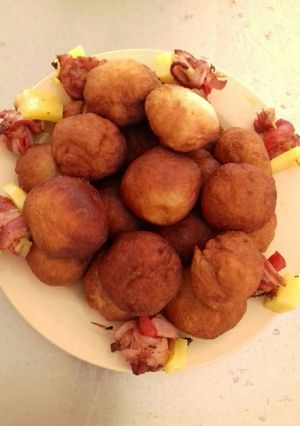Una foto de Salchicha envuelta de papa