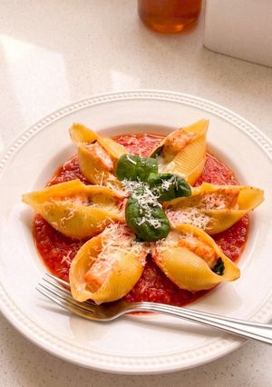 Una foto de Pasta Rellena de Salmón y Mozzarella con Salsa de Nata y Tomate