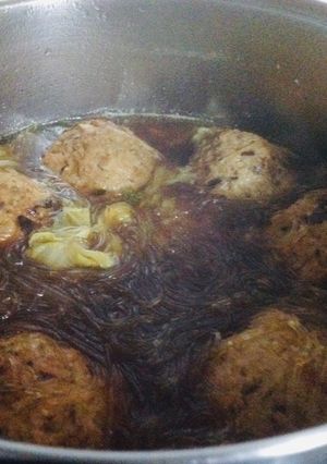 Una foto de Sopa de cabeza de león(shī zǐ tóu arbondijas de cerdo) y vermicelli con col china🇺🇾🇯🇵🇨🇳獅子頭と白菜と春雨のスープ