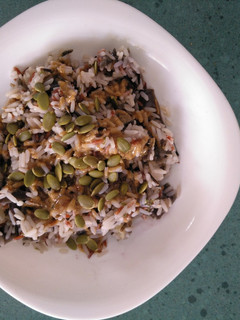 Una foto de Arroz con verduras, pipas y tahini