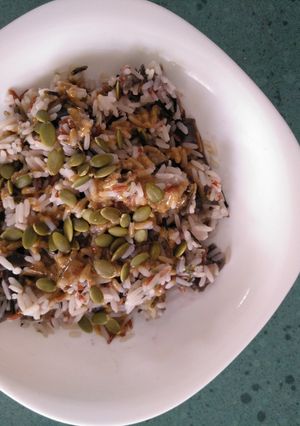 Una foto de Arroz con verduras, pipas y tahini