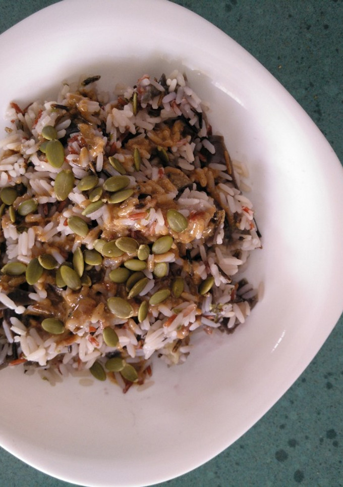 Una foto de Arroz con verduras, pipas y tahini