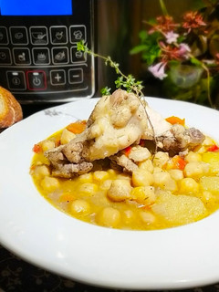 Una foto de Estofado de Garbanzos con Alitas de Pollo a la Sidra en Olla Programable
