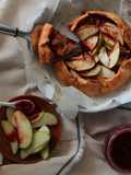 Γαλλική τάρτα Galette με ψητά μήλα και μαρμελάδα