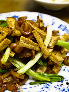 簡單的下酒菜-魷魚炒豆干 的食譜成品照片