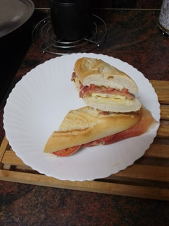 Foto principal de Bocadillo de jamón serrano, queso, tortilla francesa y tomate
