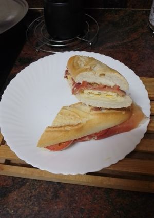 Una foto de Bocadillo de jamón serrano, queso, tortilla francesa y tomate