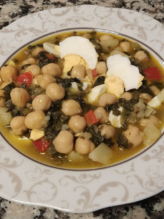 Una foto de Potaje de garbanzos con espinacas y bacalao