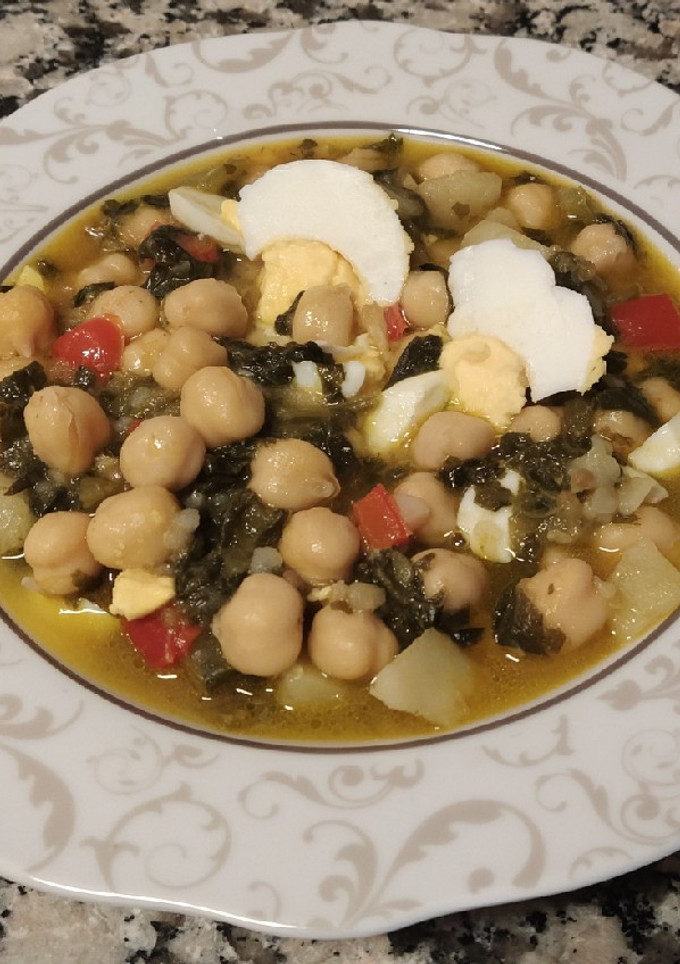 Una foto de Potaje de garbanzos con espinacas y bacalao