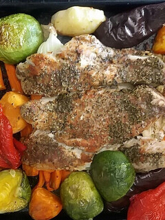 Una foto de Pescado con verduras al horno
