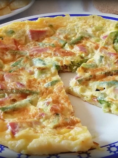Una foto de Tortilla de espárragos verdes con Jamón Ibérico