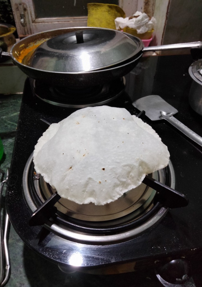 तांदळाची उकडीची भाकरी (Tandalachi Bhakari Recipe In Marathi) रेसिपी चे मुख्य फोटो 