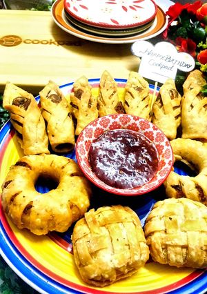A picture of Different styles chicken with Aloo Samosa.
