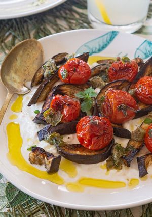 Foto di Melanzane e Pomodorini arrostiti con Stracciatella, olio ai Capp