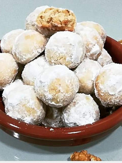 Una foto de Besitos con nueces receta muy fácil