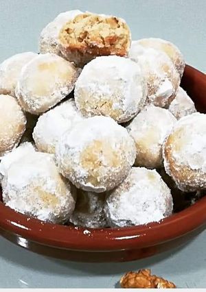 Una foto de Besitos con nueces receta muy fácil