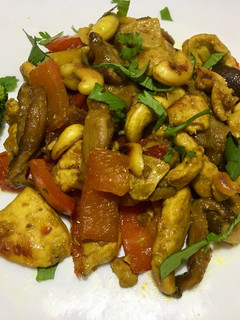 Una foto de Pollo con shiitake y anacardos al curry