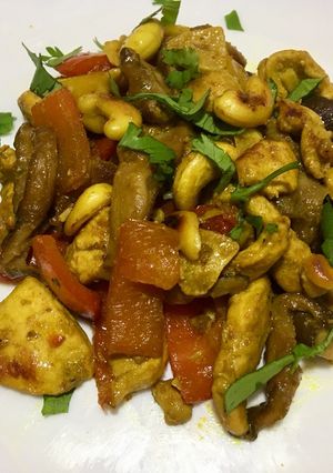 Una foto de Pollo con shiitake y anacardos al curry