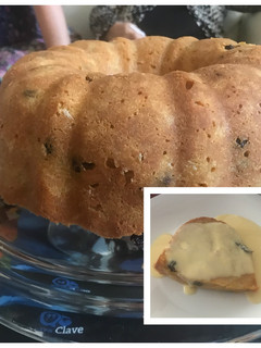 Una foto de Torta de pan con pasas y salsa inglesa