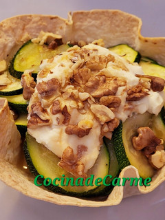Una foto de Tartaleta de calabacín con queso, nueces y miel