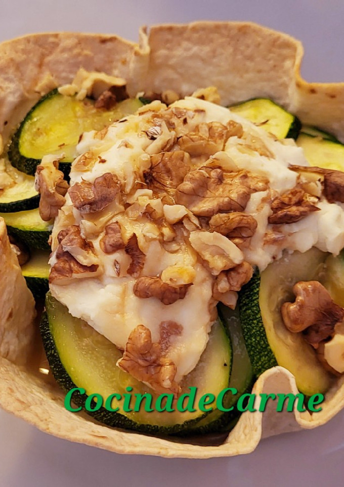Una foto de Tartaleta de calabacín con queso, nueces y miel