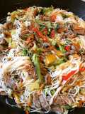 Fideos de arroz con ternera y vegetales