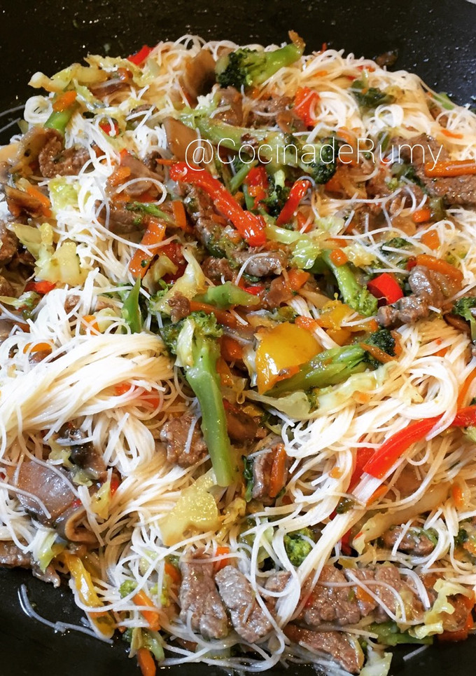 Una foto de Fideos de arroz con ternera y vegetales