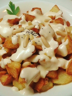 Una foto de Patatas fritas con crema de queso gouda