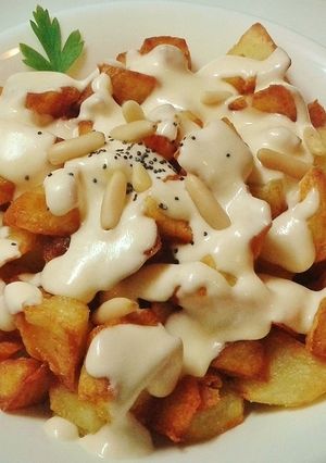 Foto principal de Patatas fritas con crema de queso gouda